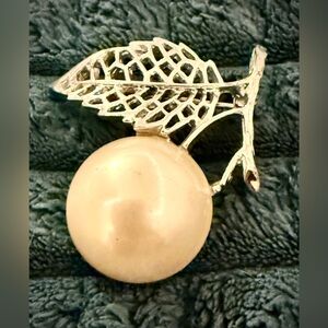 Vintage 80s Silver-Tone Leaf Brooch with Cream Pearl Accent